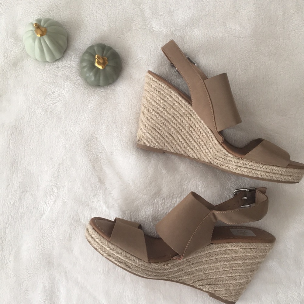 DV New Tan Platform Sandals
